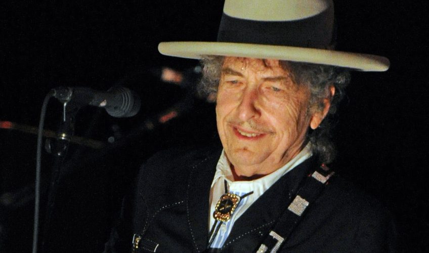 Боб Дилан в конце марта презентует сборник «Triplicate»